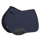 Die LeMieux Schabracke Essence Eurojump Square Navy zeigt ihre anatomische Schwanenhals-Form mit Chevron-Steppung. Der spezifische Eurojump-Schnitt folgt Springsätteln für maximale Schulterfreiheit beim Reiten mit kurzen Steigbügeln. Am Widerrist ist das 3D-Carbon-Mesh Material zu erkennen, während der Gurtbereich durch robustes PU-Leder verstärkt ist und D-Ring Befestigungen besitzt.