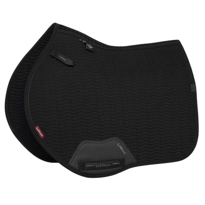 Die schwarze LeMieux Essence Eurojump Square Springschabracke (Black) mit Chevron-Muster. Die anatomische Sattelunterlage ist besonders robust gegenüber Schmutz und ideal für das tägliche Springtraining.