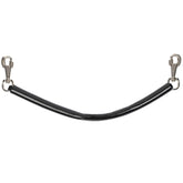 Schwarzer LeMieux Arika Schweifriemen mit glatter PVC-Ummantelung von Karabiner zu Karabiner. Die 360 Grad Drehgelenk-Karabiner verhindern Verdrehen und Verhadern, während die biegsame Oberfläche Scheuern am Pferd verhindert.