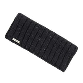 Schwarzes LeMieux-Stirnband Bernie aus Rippstrick mit dezent eingearbeitetem Paillettengarn und aufgenähtem silbernen Metall-Logo am unteren Saum. Wärmendes Damen-Strick-Headband als eleganter Ohrenschutz für Reitsport, Stall und Freizeit