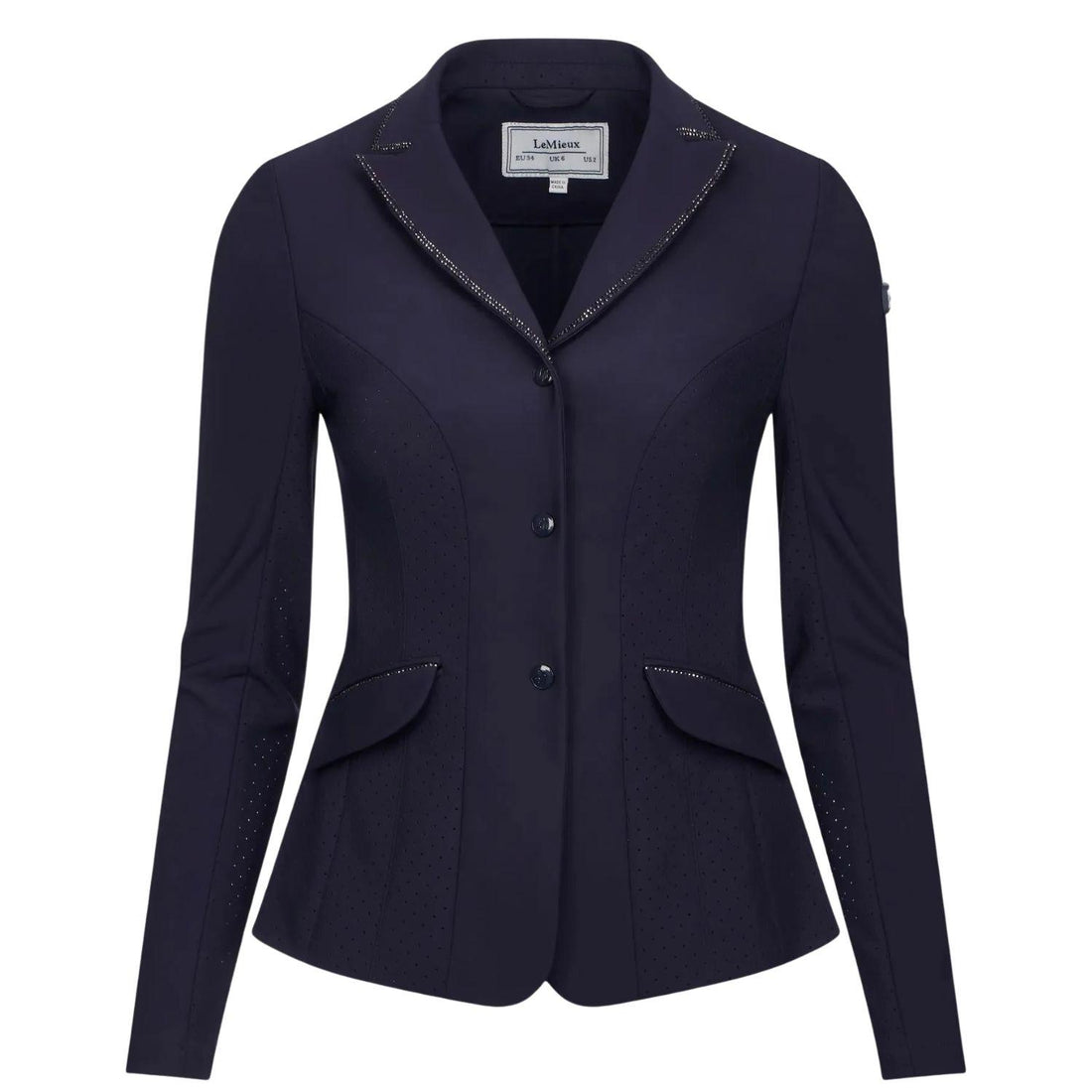 Vorderansicht des taillierten LeMieux Damen-Turnierjackets Brilliance Diana in Navy mit zweireihigen Glitzersteinen am Reverskragen, schrägen Klapptaschen sowie atmungsaktiven Mesh-Einsätzen unter den Armen für den Turniersport, besonders in den warmen Sommermonaten. Drei Knöpfe mit LeMieux-Monogramm sorgen für ein einfaches An- und Ausziehen der Turnierjacke.