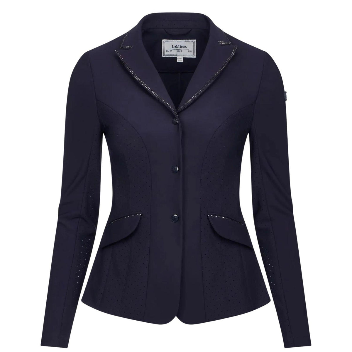 Vorderansicht des taillierten LeMieux Damen-Turnierjackets Brilliance Diana in Navy mit zweireihigen Glitzersteinen am Reverskragen, schrägen Klapptaschen sowie atmungsaktiven Mesh-Einsätzen unter den Armen für den Turniersport, besonders in den warmen Sommermonaten. Drei Knöpfe mit LeMieux-Monogramm sorgen für ein einfaches An- und Ausziehen der Turnierjacke.
