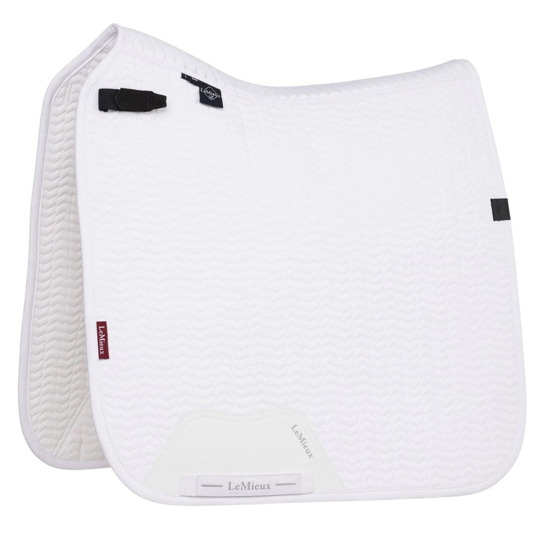 Die LeMieux Turnierschabracke Essence Dressage Square in White (Weiß) im Studio-Freisteller. Die anatomische Dressurschabracke zeigt die Chevron-Steppung, den hohen Schwanenhals-Schnitt für perfekten Widerrist-Komfort und schwarze D-Ring-Befestigungen. Der gleichfarbige weiße PU-Leder-Gurtbereich stabilisiert beim Nachgurten ohne Faltenbildung, während das ton-in-ton weiße 3D-Carbon-Mesh am Widerrist die klassische Turnieroptik unterstreicht.