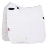 Die LeMieux Turnierschabracke Essence Dressage Square in White (Weiß) im Studio-Freisteller. Die anatomische Dressurschabracke zeigt die Chevron-Steppung, den hohen Schwanenhals-Schnitt für perfekten Widerrist-Komfort und schwarze D-Ring-Befestigungen. Der gleichfarbige weiße PU-Leder-Gurtbereich stabilisiert beim Nachgurten ohne Faltenbildung, während das ton-in-ton weiße 3D-Carbon-Mesh am Widerrist die klassische Turnieroptik unterstreicht.