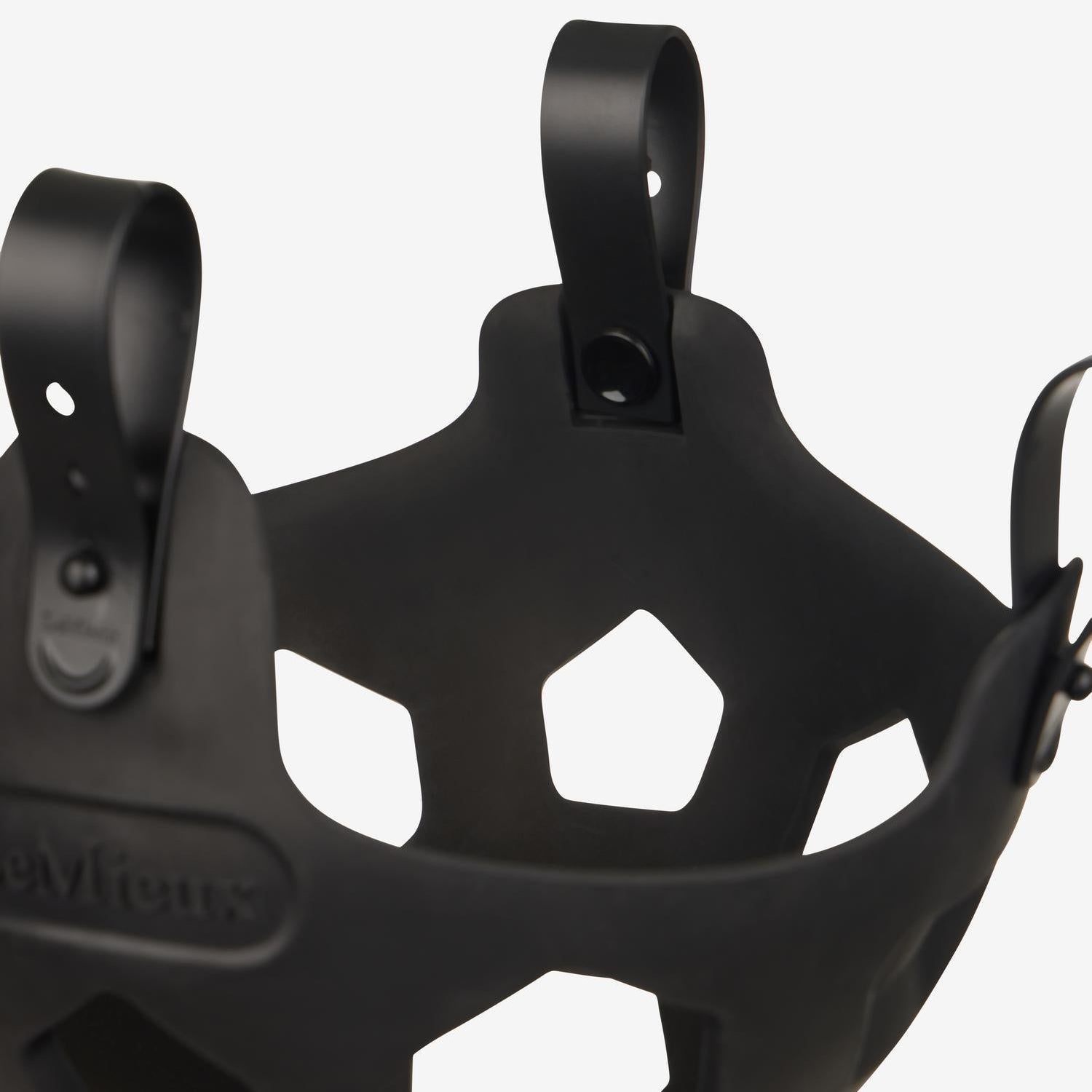 Detailansicht der großen Öffnungen der LeMieux Fressbremse Noma. Sie sorgen freie, uneingeschränkte Atmung und Wasseraufnahme. Durch die verlängerte Fresszeit wird die Futtermenge schonend reduziert – ideal zur gesunden Gewichtsreduzierung für leichtfuttrige Pferde und Ponys.