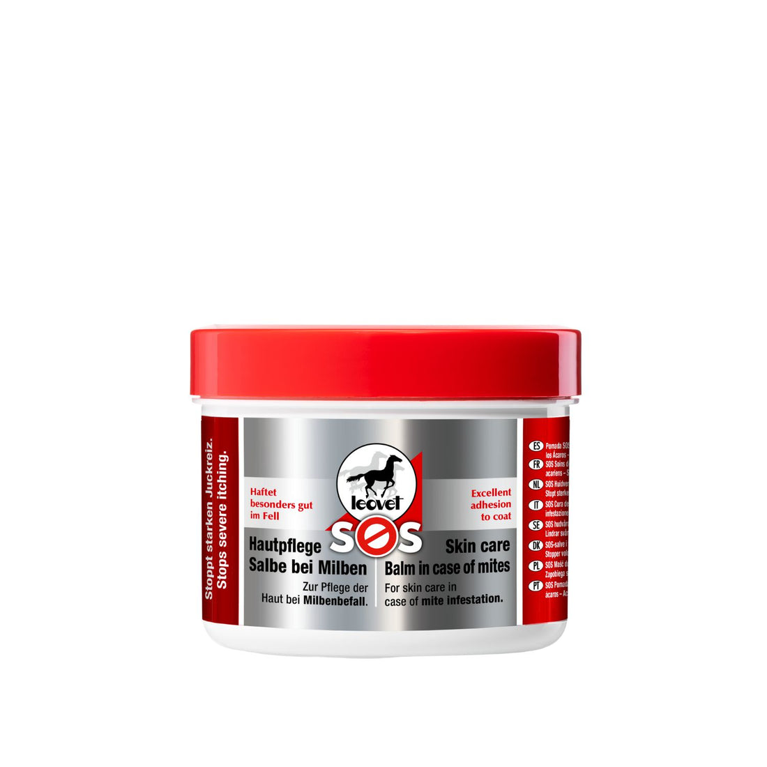 Produktfoto der 150 ml Dose der leovet SOS Hautpflege Salbe. Der Deckel der Dose ist rot, mit Schraubverschluss. Das Etikett ist in Deutscher und englischer Sprache im Frontbereich Ausgeführt. Das Etikett ist silber und rot. Seitlich als Multilanguage Label zu erkennen. Das leovet Logo des Herstellers in Form eines galoppierenden Pferdes sticht heraus. Auch der Name der Produktserie SOS gegen Milben. Eine neue Pferdepflegeserie des Pferdepflegeherstellers leovet. Die Dose ist weiß.