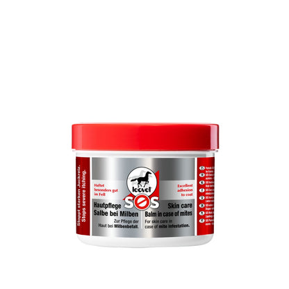 Produktfoto der 150 ml Dose der leovet SOS Hautpflege Salbe. Der Deckel der Dose ist rot, mit Schraubverschluss. Das Etikett ist in Deutscher und englischer Sprache im Frontbereich Ausgeführt. Das Etikett ist silber und rot. Seitlich als Multilanguage Label zu erkennen. Das leovet Logo des Herstellers in Form eines galoppierenden Pferdes sticht heraus. Auch der Name der Produktserie SOS gegen Milben. Eine neue Pferdepflegeserie des Pferdepflegeherstellers leovet. Die Dose ist weiß.