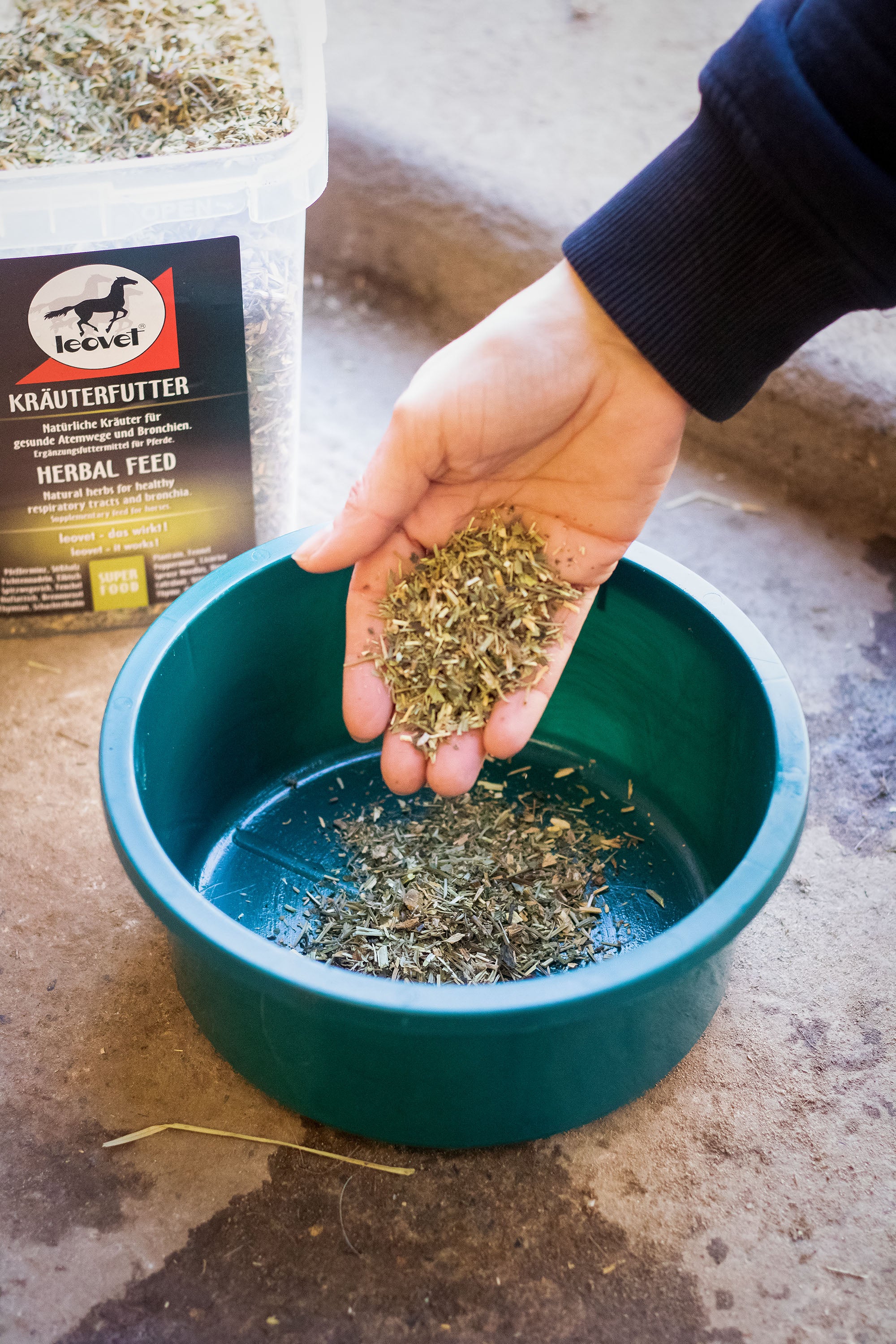 Das leovet Kräuterfutter wird in einer Schale mit Wasser angerührt, wodurch die feinen Partikel von Zinnkraut und Thymian staubfrei gebunden werden und durch die feucht-warme Zubereitung ein intensives Aroma für maximale Akzeptanz entfalten. Der leovet Kräuterfutter-Eimer kann danach wieder verschlossen aufbewahrt werden.