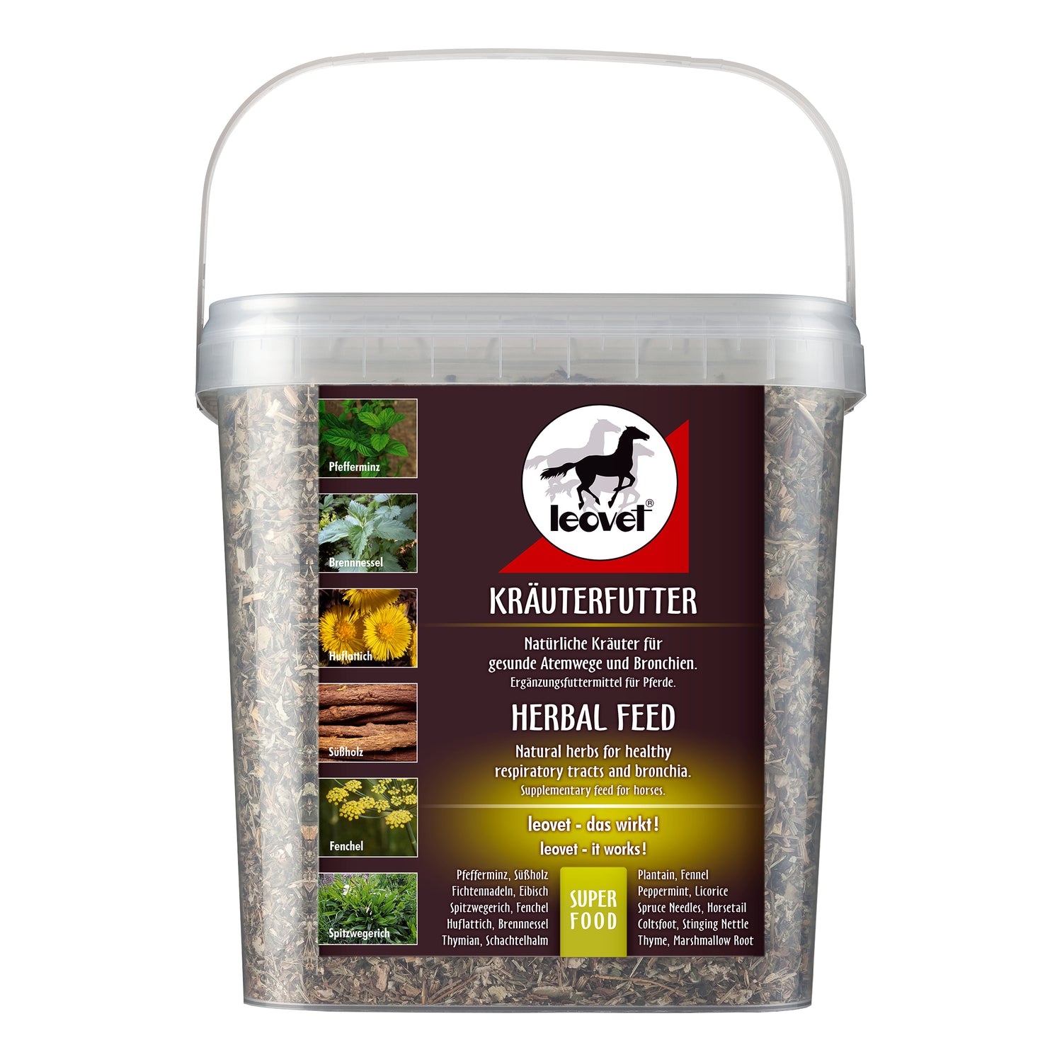 Ein durchsichtiger, wiederverschließbarer Eimer mit Deckel der Marke leovet, gefüllt mit einer traditionellen Kräutermischung als Ergänzungsfuttermittel für Pferde und Ponys zur Aufwertung der täglichen Ration. Ein praktische Henkel erleichtert den Transport. Die Kräutermischung aus getrockneten Kräutern ist lose im Eimer. Geschützt vor Feuchtigkeit und Schmutz.