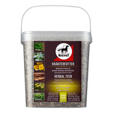 Ein durchsichtiger, wiederverschließbarer Eimer mit Deckel der Marke leovet, gefüllt mit einer traditionellen Kräutermischung als Ergänzungsfuttermittel für Pferde und Ponys zur Aufwertung der täglichen Ration. Ein praktische Henkel erleichtert den Transport. Die Kräutermischung aus getrockneten Kräutern ist lose im Eimer. Geschützt vor Feuchtigkeit und Schmutz.