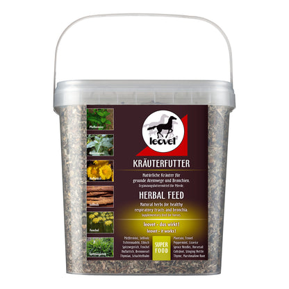 Ein durchsichtiger, wiederverschließbarer Eimer mit Deckel der Marke leovet, gefüllt mit einer traditionellen Kräutermischung als Ergänzungsfuttermittel für Pferde und Ponys zur Aufwertung der täglichen Ration. Ein praktische Henkel erleichtert den Transport. Die Kräutermischung aus getrockneten Kräutern ist lose im Eimer. Geschützt vor Feuchtigkeit und Schmutz.