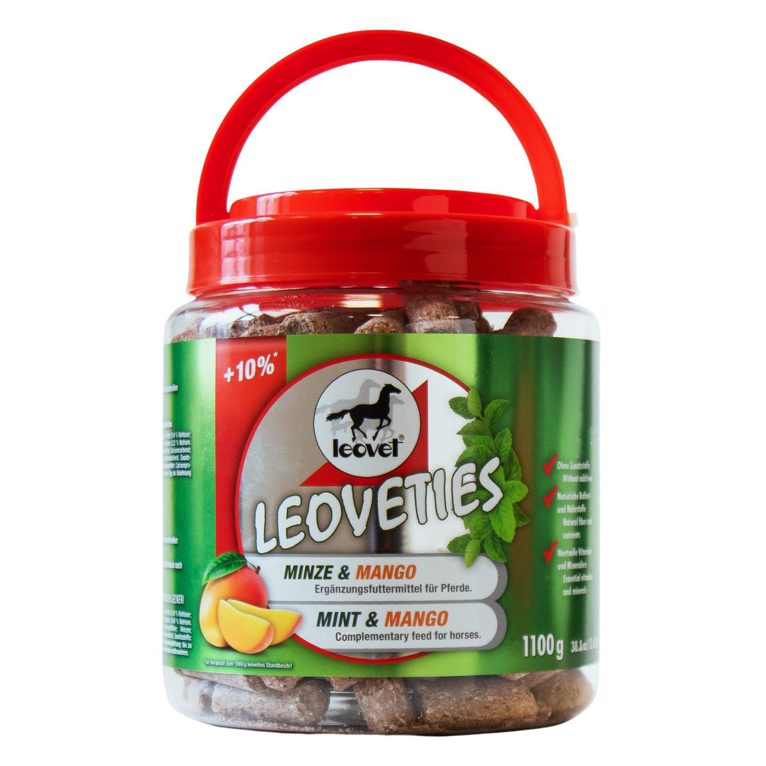 Leovet Leoveties Minze und Mango sind in einem durchsichtigem Eimer mit rotem Deckel und Henkel zu sehen. Der Henkel steht hoch. Die Beschriftung des Eimers ist in englisch und Deutsch und gibt 1100g als Inhalt an. Das Label ist grün gehalten und zeigt eine geschnittene Mango und Minzblätter. Als Hinweis für die Leckerli-Mischung Minze und Mango. Das Design der verschraubbaren Dose ist modern, das Label metallisch glänzend. Die Leckerlis sind in großen Pellets im Eimer zu erkennen.  