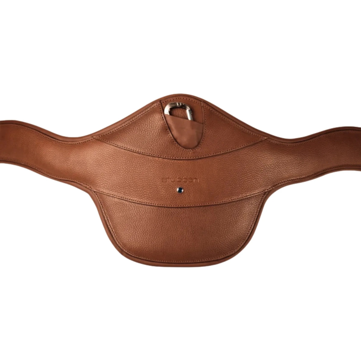 Nahaufnahme des Mittelteils vom Stübben Stollenschutzgurt Contour in Cognac Die anatomische, abgerundete Form betont die wichtige Ellenbogenfreiheit für das Springpferd. Zentral sichtbar ist der halb versenkte, abgedeckte Sicherheits-Karabinerhaken zum einfachen Anbringen von Hilfszügeln wie z. B. einem Martingal. Das eingearbeitete Stübben-Logo und der ikonische blaue Punkt markieren die hochwertige Premium-Qualität und Originalität der Marke.