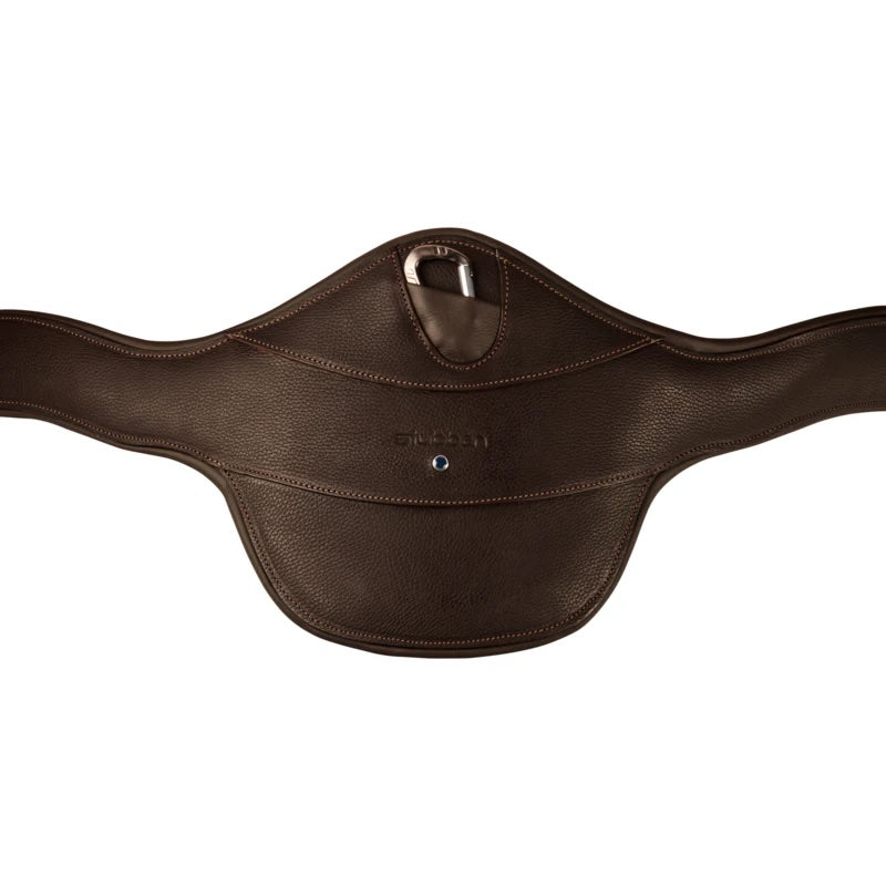 Nahaufnahme des Mittelteils vom Stübben Stollenschutzgurt Contour Ebony. Die anatomische, abgerundete Form betont die wichtige Ellenbogenfreiheit für das Springpferd. Zentral sichtbar ist der halb versenkte, abgedeckte Sicherheits-Karabinerhaken zum einfachen Anbringen von Hilfszügeln wie z. B. einem Martingal. Das eingearbeitete Stübben-Logo und der ikonische blaue Punkt markieren die hochwertige Premium-Qualität und Originalität der Marke.
