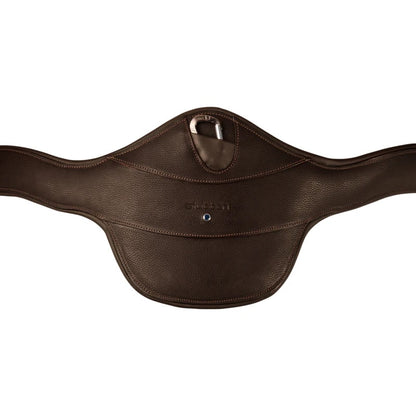 Nahaufnahme des Mittelteils vom Stübben Stollenschutzgurt Contour Ebony. Die anatomische, abgerundete Form betont die wichtige Ellenbogenfreiheit für das Springpferd. Zentral sichtbar ist der halb versenkte, abgedeckte Sicherheits-Karabinerhaken zum einfachen Anbringen von Hilfszügeln wie z. B. einem Martingal. Das eingearbeitete Stübben-Logo und der ikonische blaue Punkt markieren die hochwertige Premium-Qualität und Originalität der Marke.