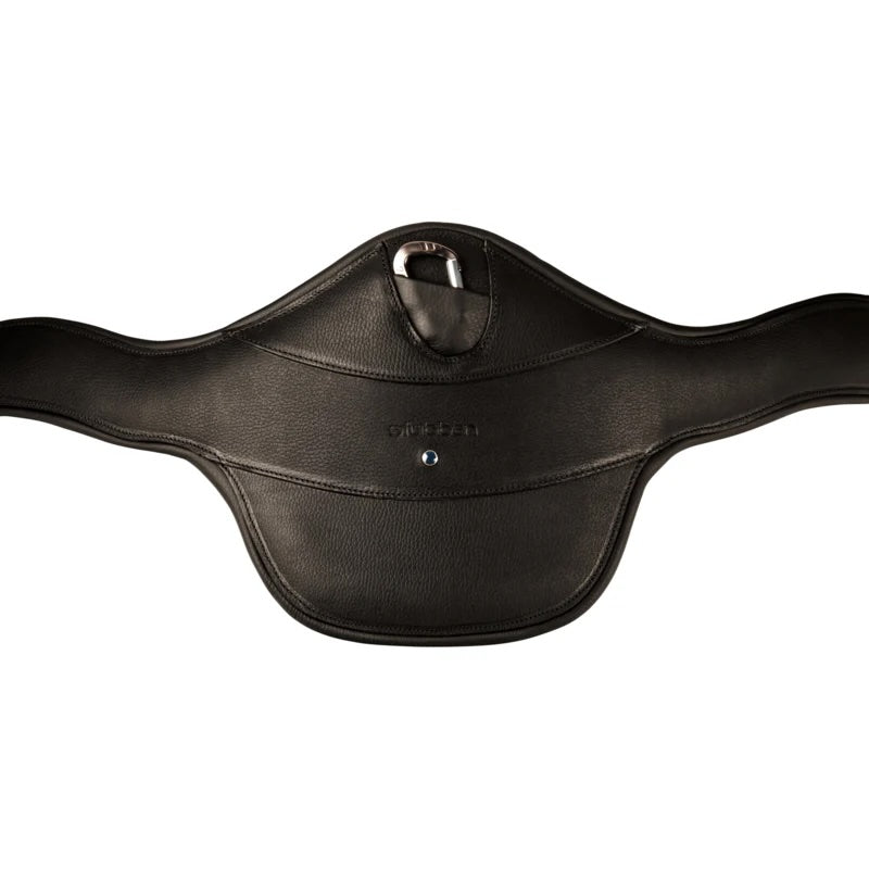 Nahaufnahme des Mittelteils vom Stübben Stollenschutzgurt Contour schwarz. Die anatomische, abgerundete Form betont die wichtige Ellenbogenfreiheit für das Springpferd. Zentral sichtbar ist der halb versenkte, abgedeckte Sicherheits-Karabinerhaken zum einfachen Anbringen von Hilfszügeln wie z.B. einem Martingal. Das eingearbeitete Stübben-Logo und der ikonische blaue Punkt markieren die hochwertige Premium-Qualität und Originalität der Marke.