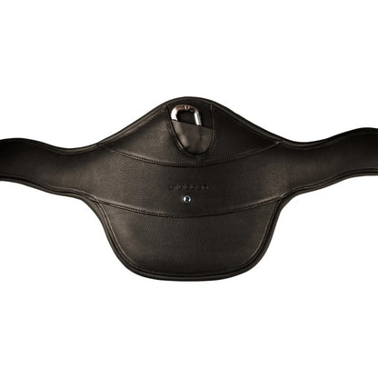 Nahaufnahme des Mittelteils vom Stübben Stollenschutzgurt Contour schwarz. Die anatomische, abgerundete Form betont die wichtige Ellenbogenfreiheit für das Springpferd. Zentral sichtbar ist der halb versenkte, abgedeckte Sicherheits-Karabinerhaken zum einfachen Anbringen von Hilfszügeln wie z.B. einem Martingal. Das eingearbeitete Stübben-Logo und der ikonische blaue Punkt markieren die hochwertige Premium-Qualität und Originalität der Marke.