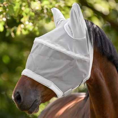 Ein Pferd trägt auf der Weide die Waldhausen Fliegenmaske Premium Space ohne Nasenschutz. Bei dieser dritten Tragevariante der 3-in-1 Maske sind Augen und Ohren durch das leichte, luftdurchlässige Meshgewebe mechanisch geschützt. Elastische Einsätze und stabile Klettverschlüsse halten die Fliegenschutzmaske sicher in Position. Diese perfekte Anpassung an den Sommer ist ideal für Ekzemer, empfindliche Pferde und Tiere, die panisch auf stechende Insekten reagieren.