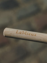 So einfach lässt sich der Holzstab des LeMieux Hobby Horse Poppy Steckenpferds durch Drehen befestigen. Der abschraubbare Stab sorgt für einen extrem platzsparenden Transport und eine leichte Aufbewahrung des Rotschimmel Turnierpferdes.