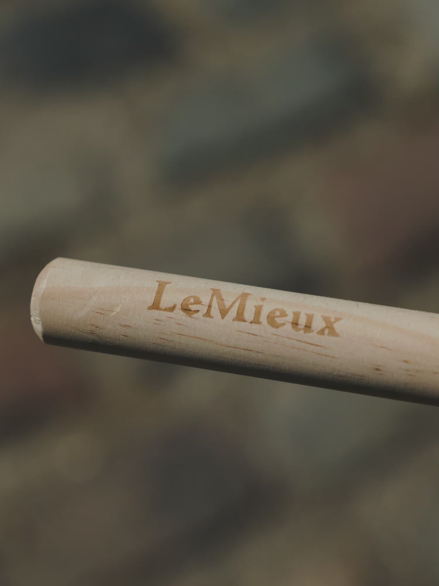 So einfach lässt sich der Holzstab des LeMieux Hobby Horse Poppy Steckenpferds durch Drehen befestigen. Der abschraubbare Stab sorgt für einen extrem platzsparenden Transport und eine leichte Aufbewahrung des Rotschimmel Turnierpferdes.