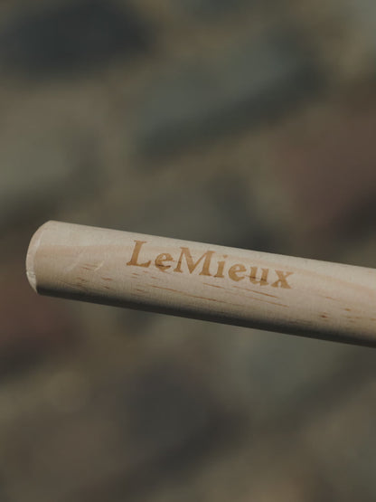 So einfach lässt sich der Holzstab des LeMieux Hobby Horse Poppy Steckenpferds durch Drehen befestigen. Der abschraubbare Stab sorgt für einen extrem platzsparenden Transport und eine leichte Aufbewahrung des Rotschimmel Turnierpferdes.