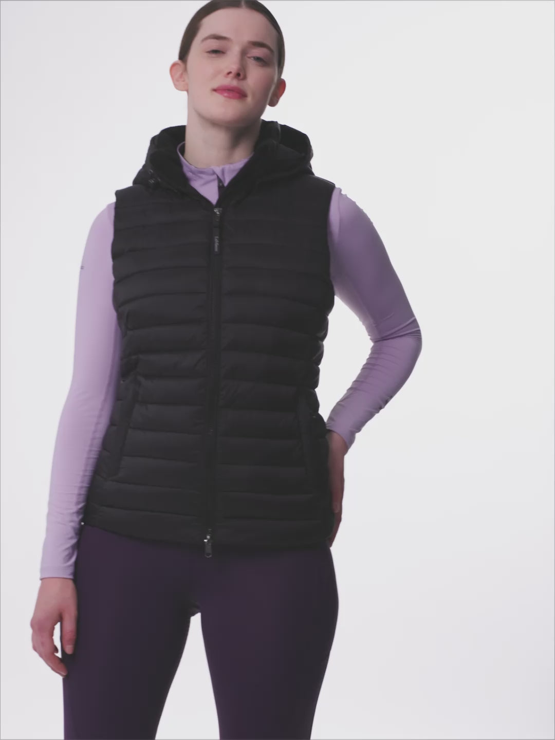 Erlebe die LeMieux Steppweste Rose in Aktion: Dieses Video zeigt den femininen, figurumschmeichelnden Schnitt bei maximalem Bewegungsspielraum. Die voluminöse Füllung aus 100 % recyceltem Material sorgt für eine erstklassige Wärmeisolierung bei federleichtem Tragegefühl. Achte auf den eleganten schwarzen Schimmer des wasserabweisenden Obermaterials, das sich vielseitig mit jedem Reitoutfit kombinieren lässt. Im Detail siehst du die abnehmbare, verstellbare Kapuze sowie den Zwei-Wege-Reißverschluss.