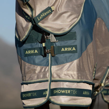 Die Detailaufnahme von vorne zeigt, wie der Brustverschluss und das abnehmbare Halsteil der LeMieux Fliegendecke perfekt übereinanderlappen, um einen lückenlosen Rundumschutz vor stechenden Insekten, Sonne und durch die Ripstop-Oberlinie auch vor Regen von oben zu gewährleisten.