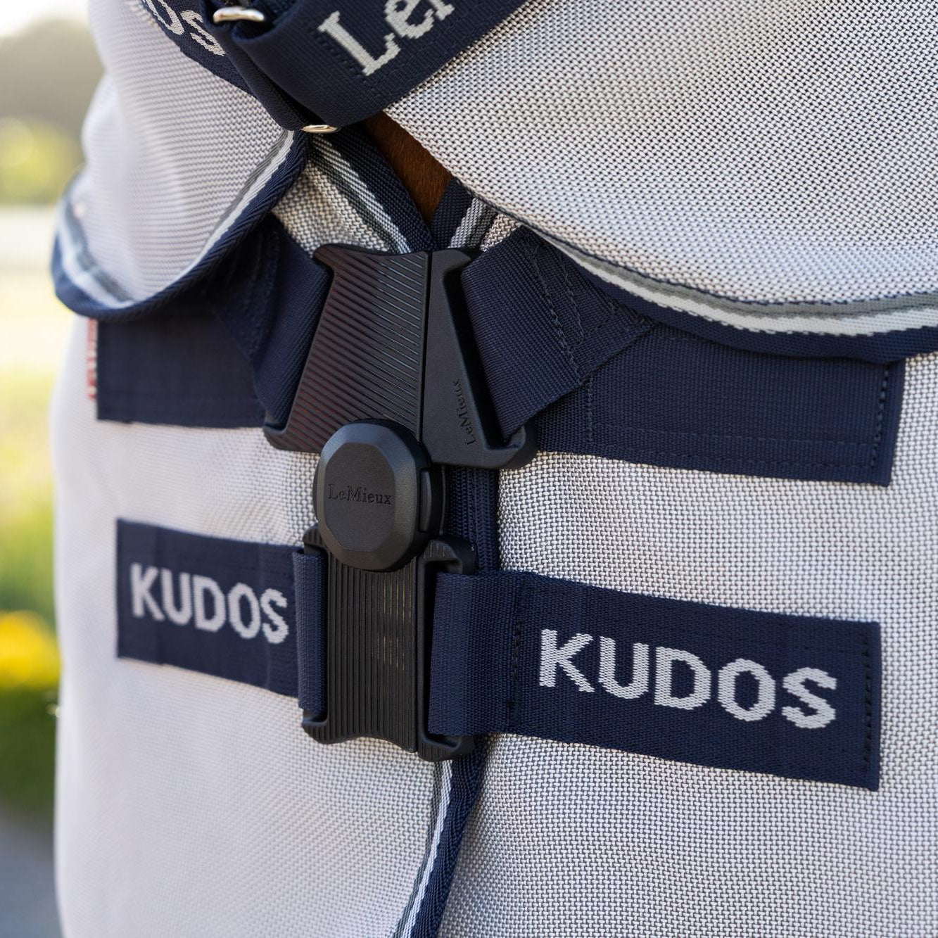 Extreme Nahaufnahme des schwarzen LeMieux Neo-Lock-Magnetverschlusses, der für höchste Sicherheit und eine unkomplizierte Handhabung bei der Kudos Gladiator Pferdedecke sorgt.