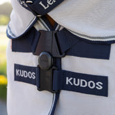 Extreme Nahaufnahme des schwarzen LeMieux Neo-Lock-Magnetverschlusses, der für höchste Sicherheit und eine unkomplizierte Handhabung bei der Kudos Gladiator Pferdedecke sorgt.