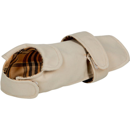 Der abnehmbare beige Hundemantel für den Spiegelburg Plüschdackel Watson mit stilvollem beige-braun kariertem Innenfutter. Das Detail-Foto zeigt das hochwertige Spielzeug-Zubehör aus der Reihe Lustige Tierparade zum An- und Ausziehen – eine ideale Geschenkidee für Kinder und Dackelliebhaber.