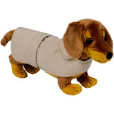 Der realistische braune Plüschdackel Watson von Die Spiegelburg aus der Serie „Lustige Tierparade“ steht da und trägt einen schicken, beigen Hundemantel. Das weiche Stofftier hat die typischen kurzen Dackelbeine, eine lange Dackelschnauze und süße Knopfaugen. Durch einfache Klettverschlüsse seitlich am Bauch und vorne am Hals kann der Mantel kinderleicht an- und ausgezogen werden, was das Plüschtier zum idealen Spielbegleiter macht.