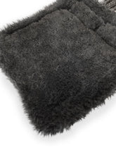 Nahaufnahme des weichen schwarzen Kunstfellpolsters unter den Rollschnallen am Stübben Kordelgurt. Dieser elegante Dressurkurzgurt in der zeitlosen Basisfarbe Schwarz passt optisch perfekt zu allen schwarzen Sätteln, Trensen oder Kandaren. Die detailgetreue Verarbeitung zeigt, warum der Kurzgurt sowohl im anspruchsvollen Turnierbereich als auch im Freizeitbereich stets die korrekte Wahl ist. Maximaler Schutz für das Pferd, vereint mit klassischem Stübben-Design für einen perfekten Auftritt.