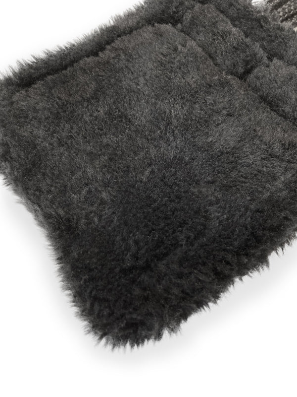 Nahaufnahme des weichen schwarzen Kunstfellpolsters unter den Rollschnallen am Stübben Kordelgurt. Dieser elegante Dressurkurzgurt in der zeitlosen Basisfarbe Schwarz passt optisch perfekt zu allen schwarzen Sätteln, Trensen oder Kandaren. Die detailgetreue Verarbeitung zeigt, warum der Kurzgurt sowohl im anspruchsvollen Turnierbereich als auch im Freizeitbereich stets die korrekte Wahl ist. Maximaler Schutz für das Pferd, vereint mit klassischem Stübben-Design für einen perfekten Auftritt.