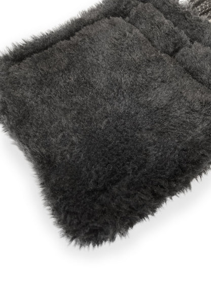 Nahaufnahme des weichen schwarzen Kunstfellpolsters unter den Rollschnallen am Stübben Kordelgurt. Dieser elegante Dressurkurzgurt in der zeitlosen Basisfarbe Schwarz passt optisch perfekt zu allen schwarzen Sätteln, Trensen oder Kandaren. Die detailgetreue Verarbeitung zeigt, warum der Kurzgurt sowohl im anspruchsvollen Turnierbereich als auch im Freizeitbereich stets die korrekte Wahl ist. Maximaler Schutz für das Pferd, vereint mit klassischem Stübben-Design für einen perfekten Auftritt.