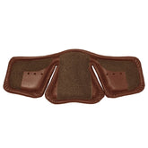 Die mit Klettmaterial bedeckte Unterseite des Stübben Equi-Soft Polsters aus Vachetteleder in Cognac. Das funktionale Klettsystem dient der stabilen Befestigung als Sattelgurtkomponente am originalen Equi-Soft Sattelgurt. Für die einfache Reinigung oder den schnellen Austausch des Gurtpolsters gegen eine andere Ausführung, wie ein weiches Lammfell-Polster, lässt sich das edle Lederpolster im Handumdrehen unkompliziert abziehen.