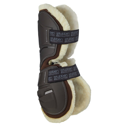 Detailansicht der Stübben Hybrid Gamasche in Braun mit Fokus auf das weiche, beige Fleece-Futter und die schlagfeste Hartschale, die Sehnen und Fesselkopf zuverlässig vor Tritten und Verletzungen schützt. Gut erkennbar sind der bewegliche Cut-Out, seitliche Belüftungsschlitze sowie die elastischen Schnellverschlüsse mit Stübben Allover-Print für markenaffine Reiterinnen.