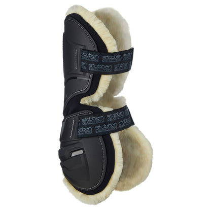 Detailansicht der Stübben Hybrid Gamasche mit Fokus auf das weiche, beige Fleece-Futter und die schlagfeste Hartschale, die Sehnen und Fesselkopf zuverlässig vor Tritten und Verletzungen schützt. Gut erkennbar sind der bewegliche Cut-Out, seitliche Belüftungsschlitze sowie die elastischen Schnellverschlüsse mit Stübben Allover-Print für markenaffine Reiterinnen.