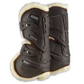 Paar Stübben Hybrid Springgamaschen der Evolution Serie in Braun für die Vorderbeine mit kontrastierendem hellem Fleece-Futter. Das Bild zeigt das innovative seitliche Cut-Out-System, das natürliche Bewegungsabläufe wie Stauchen und Dehnen am Pferdebein ermöglicht. Sichtbar sind die strategischen Belüftungsöffnungen gegen Hitzestau sowie die elastischen Schnellverschlüsse. Das beigefarbene Fleece-Fell für empfindliche Pferde bildet einen eleganten Kontrast zur braunen Hartschale.