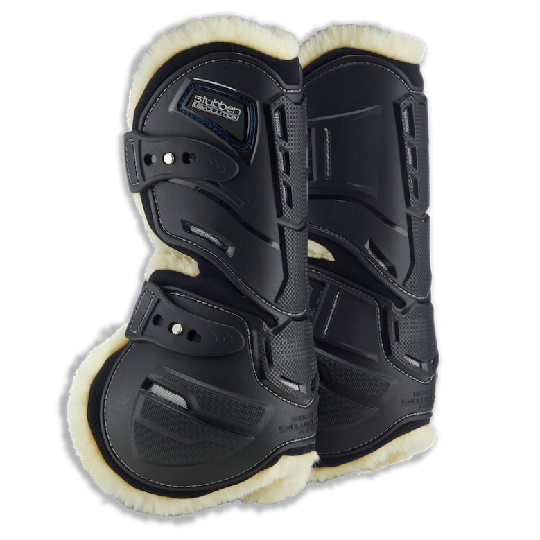 Paar Stübben Hybrid Springgamaschen der Evolution Serie in Schwarz für die Vorderbeine mit kontrastierendem hellem Fleece-Futter. Das Bild zeigt das innovative seitliche Cut-Out-System, das natürliche Bewegungsabläufe wie Stauchen und Dehnen am Pferdebein ermöglicht. Sichtbar sind die strategischen Belüftungsöffnungen gegen Hitzestau sowie die elastischen Schnellverschlüsse. Das beigefarbene Fleece-Fell für empfindliche Pferde bildet einen eleganten Kontrast zur schwarzen Hartschale.