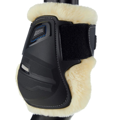 Diese schwarz weiße Stübben Hybrid Streichkappe zeigt die funktionalen Lüftungsöffnungen im robusten Schlagschutz und einen edlen Farbkontrast zum tierfreundlichen Fleece-Fellrand, der sich für Tierliebhaber deutlich einfacher reinigen lässt als echtes Lammfell. Wo höchste Funktion auf exklusive Optik beim Beinschutz für die Hinterbeine trifft, lässt sich die Gamasche für ein harmonisches Gesamtbild ideal mit schwarzem Reitsportequipment wie eleganten schwarzen Stübben Trensen und Sätteln kombinieren.