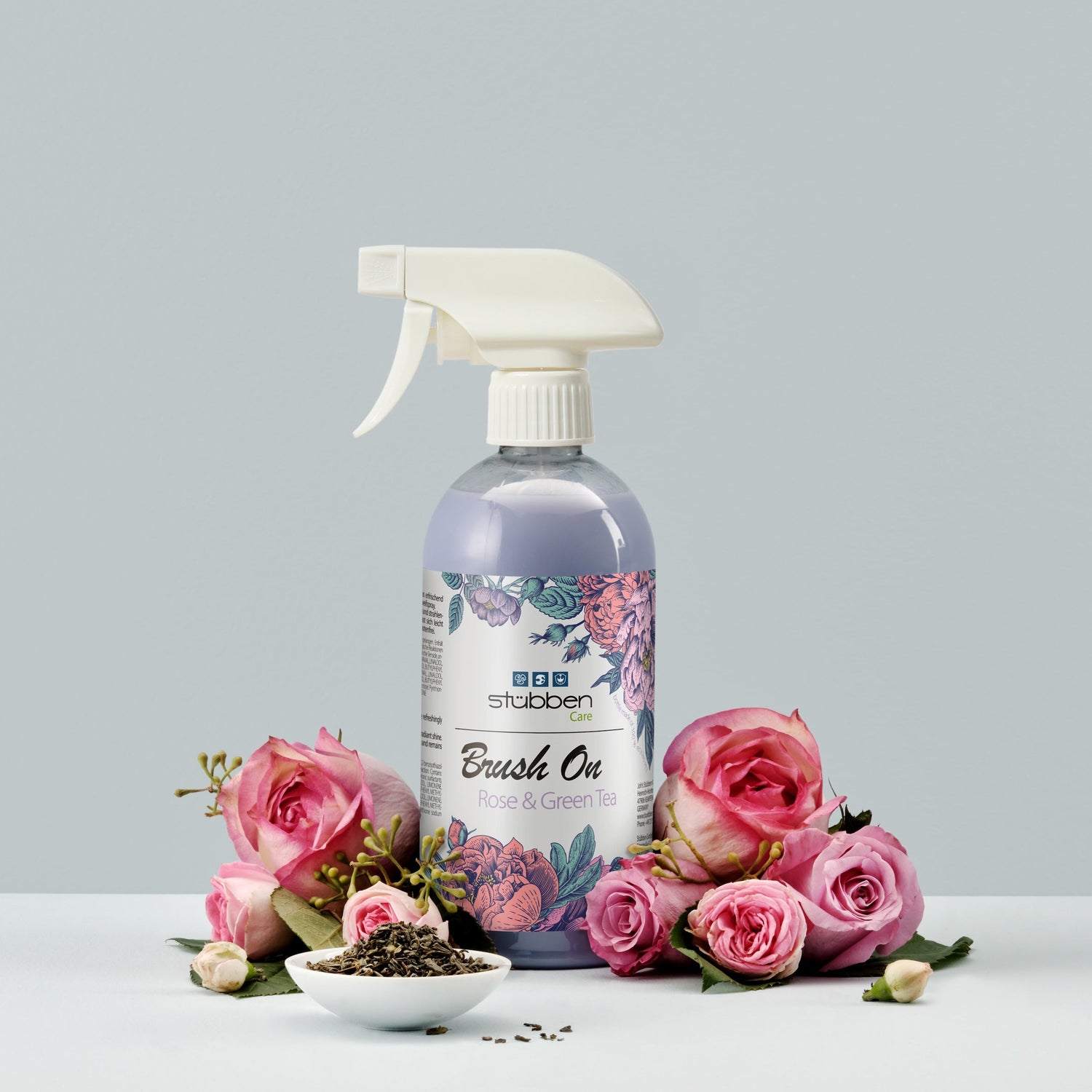 Die 500 ml Stübben Sprühflasche Brush On Rose &amp; Green Tea für das tägliche Pflegeerlebnis direkt am Pferd. Hoher Wiedererkennungswert durch den Duft von frischen Rosenblüten und grünem Tee wie aus dem Kräutergarten. Das besondere Glanzspray für eine duftende Pferdepflege.