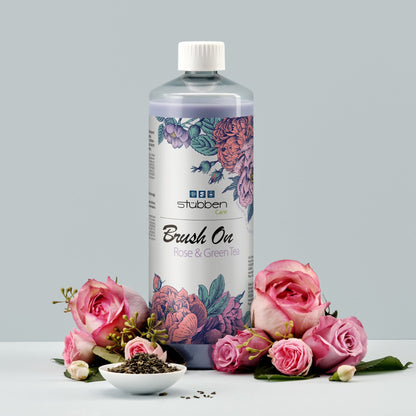 Das frisch duftende Stübben Mähnenspray Brush On Rose &amp; Green Tea 1L Flasche mit frischen Rosenblüten und grünem Tee. Als Anspielung auf den besonderen Duft von Rosenblüten und getrocknetem Tee für ein besonderes Pflegeerlebnis mit hohem Wiedererkennungswert, wie aus dem Kräuter- und Rosengarten. Besonderes Glanzspray für Pferde mit frischem Duft.