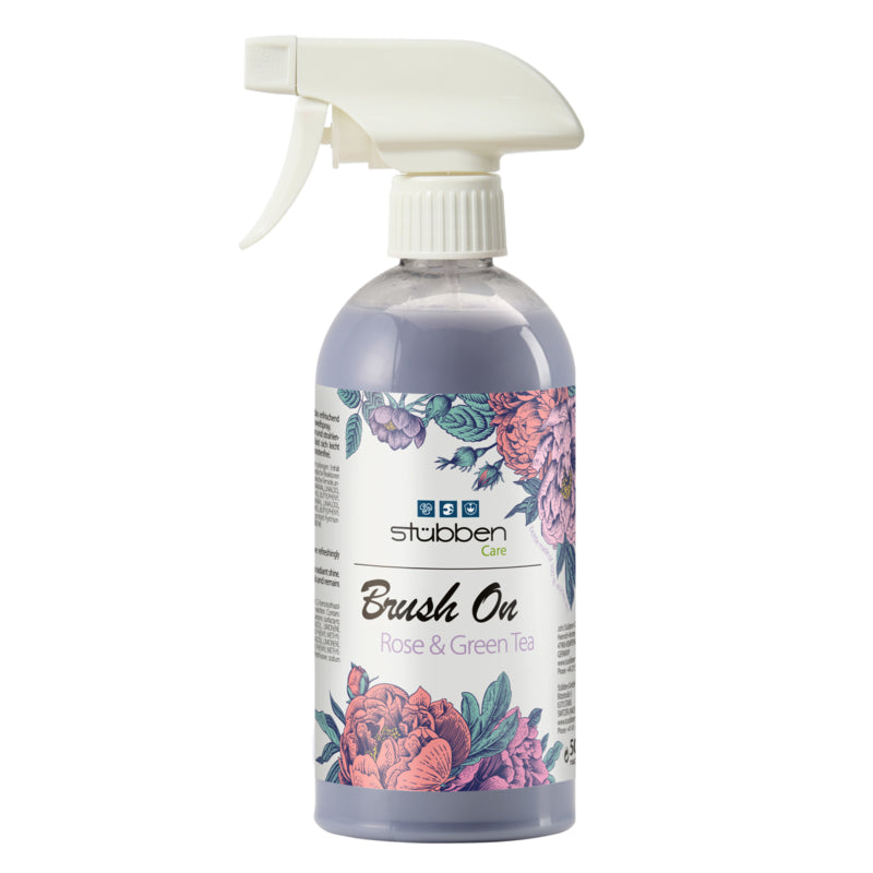 Stübben Mähnenspray Brush On Rose &amp; Green Tea in der 500ml Sprühflasche. Das florale Design betont das duftende Pferdepflegemittel mit lila Flüssigkeit für extremen Glanz. Modernes Schweifspray für leichte Kämmbarkeit und perfekte Pferdepflege.