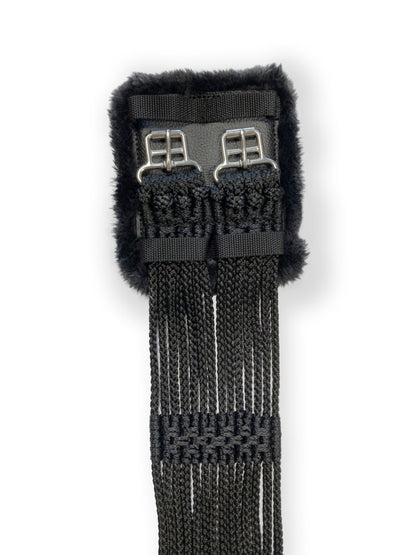 Detailaufnahme der rostfreien Edelstahlschnallen mit integrierten Rollschnallen am Stübben Kordelgurt in Schwarz, auch Schnurrengurt genannt. Zu sehen ist die durchdachte, weiche Unterlegung: Die stabilen Schnallen sind auf einer verstärkenden Lederschicht fixiert, die direkt auf einem dicken, schwarzen Kunstfellpolster aufliegt. Diese weiche Schicht schützt die sensible Haut von Pony oder Pferd vor Druckstellen, verhindert das Einklemmen von Fell und sorgt für ein scheuerfreies, leichtes Nachgurten.