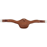 Flach ausgebreiteter Stübben Stollenschutzgurt Contour in Cognac von unten gesehen. Die anatomische Einteilausführung als Gurt mit Ellbogenausschnitt sorgt für optimale Bewegungsfreiheit beim Pferd. Der breite, gepolsterte Stollenschutz schützt den Bauch beim Springreiten vor Schlägen der Hufeisen mit Stollen über dem Sprung. Gut sichtbar sind die rostfreien D-Ringe für das Vorderzeug sowie die dreifachen elastischen Einsätze der Sattelstrippen am langlebigen Leder-Springgurt.