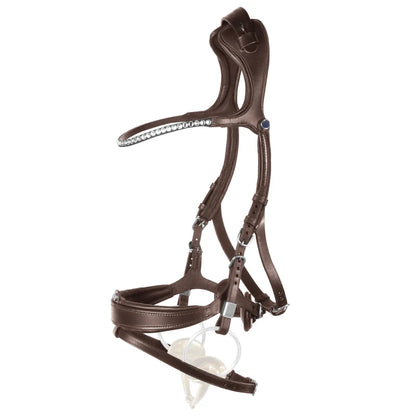 Freigestellte Gesamtansicht der anatomischen Stübben Trense Freedom II in der Lederfarbe Ebony (Dunkelbraun) mit funkelndem Crystal-Strass-Stirnband, patentiertem Slide&amp;Lock-System am Backenstück und rückstandslos abnehmbarem RFS-Sperrriemen, anatomisches Genickstück, das Halswirbel und Ohrenmuskulatur ausspart, zur optimalen Genick- und Ohrenentlastung für empfindliche Pferde.