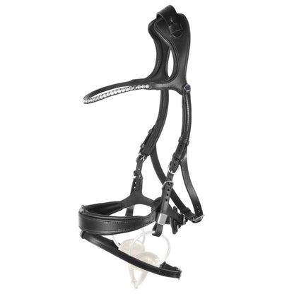 Freigestellte Gesamtansicht der anatomischen Stübben Trense Freedom II in der Lederfarbe Ebony (Dunkelbraun) mit funkelndem Crystal-Strass-Stirnband, patentiertem Slide&amp;Lock-System am Backenstück und rückstandslos abnehmbarem RFS-Sperrriemen, anatomisches Genickstück, das Halswirbel und Ohrenmuskulatur ausspart, zur optimalen Genick- und Ohrenentlastung für empfindliche Pferde.
