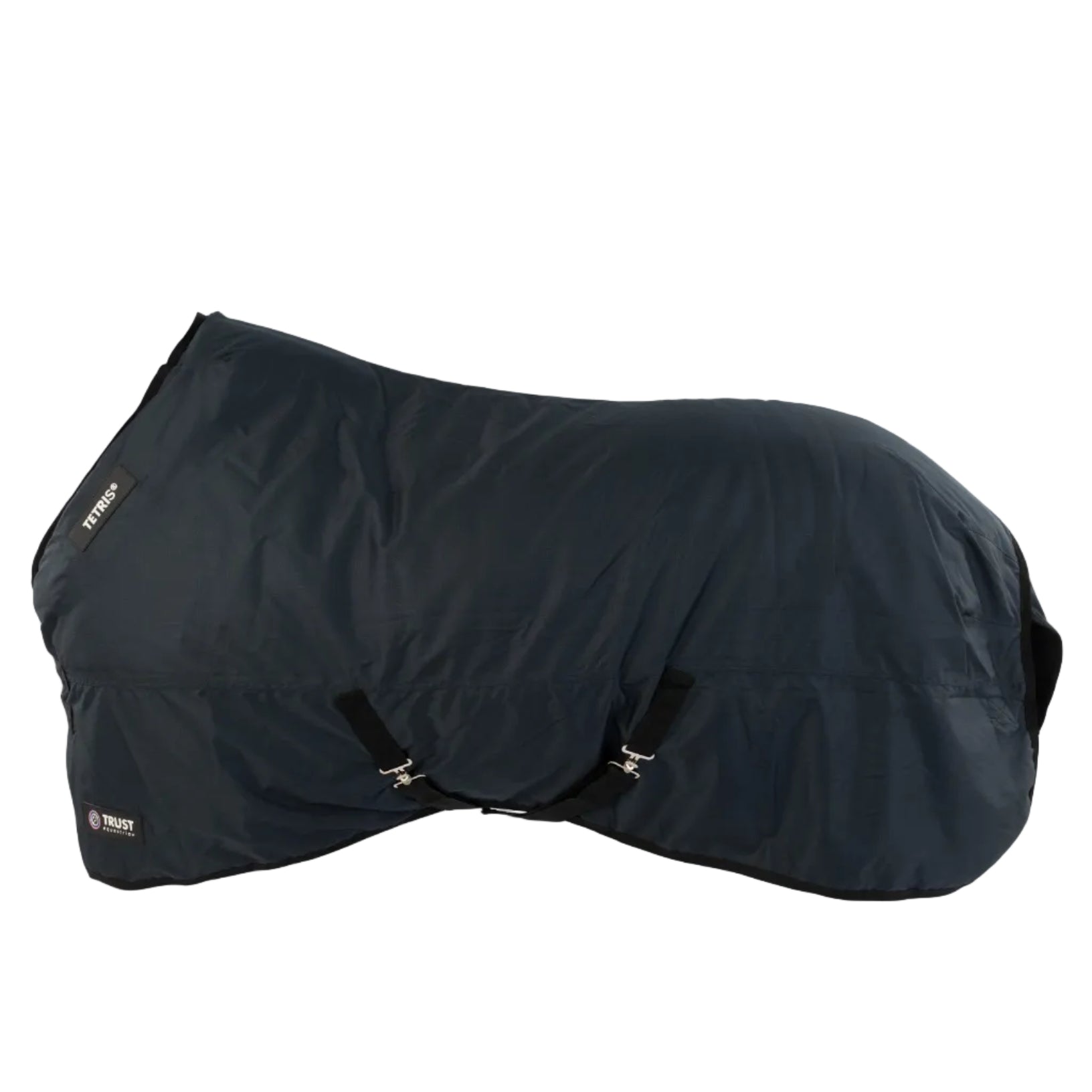 Die Trust Equestrian Outdoordecke Tetris 300g in der Farbe Navy ist eine hochwertige, wasserdichte Winterdecke für Pferde, die durch ihre dicke Polyfilling-Füllung optimalen Schutz bei kalten Temperaturen auf der Weide oder im Paddock bietet.
