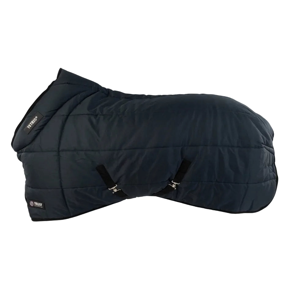 Die Trust Equestrian Stalldecke Tetris 200g in Navy bietet durch ihre 200 Gramm Füllung und das integrierte Tetris-System optimalen Wärmeschutz und Druckentlastung für Pferde im Stall.