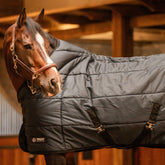 Die Trust Stalldecke Tetris gehört mit 200 Gramm zu den wärmeren Pferdedecken, die rund um die Uhr am Pferd liegen. Trotz der Polsterblöcke des Tetris-Systems und der 200 Gramm Polyfill-Füllung hat die Boxendecke eine gute Passform, die zu vielen Pferdetypen passt.